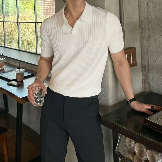 Camisa polo masculina branca com gola polo e mangas curtas, textura canelada fina