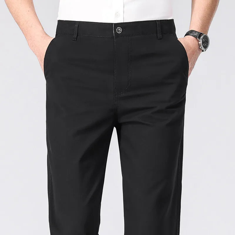 Calça chino masculina de algodão preta, cintura com botão e bolsos discretos