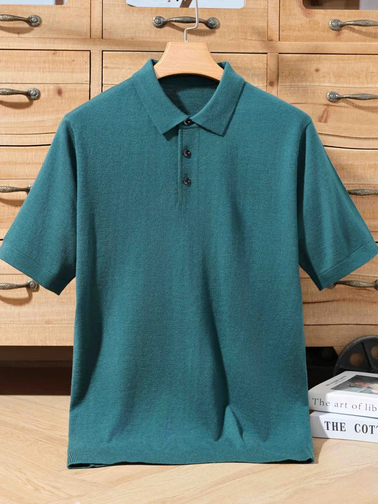 Polo de lã tricô verde, gola polo e botões alinhados na frente