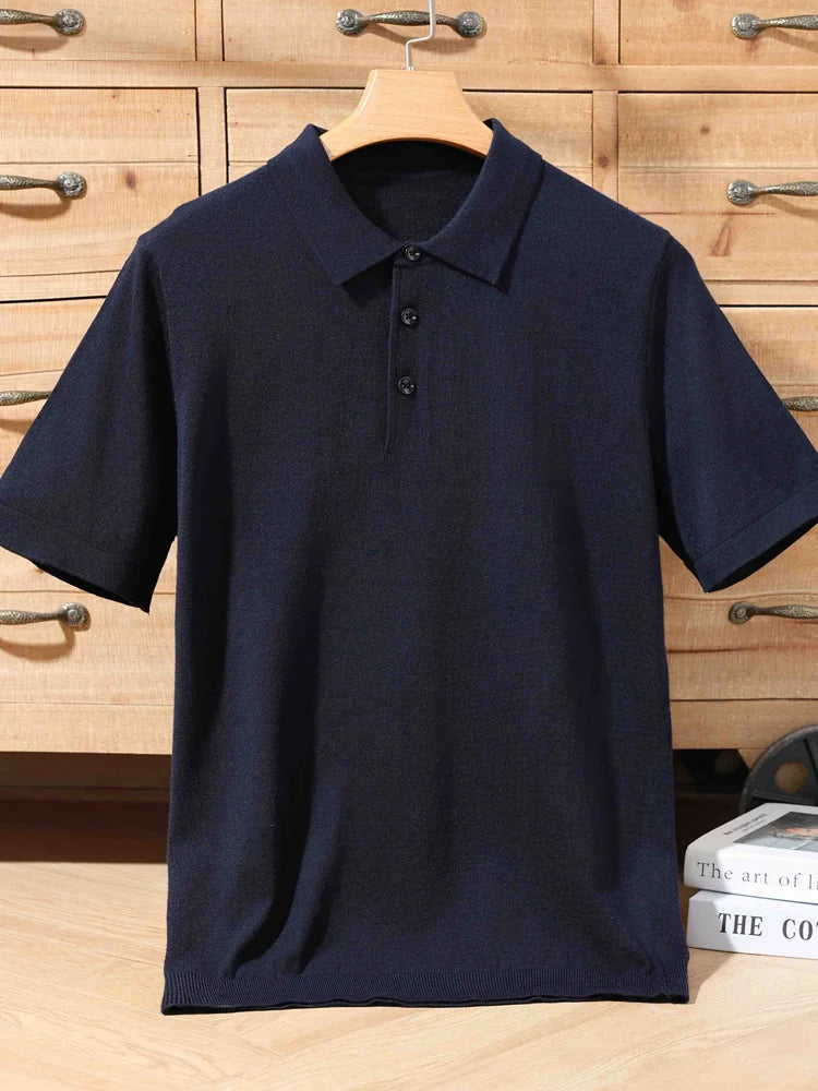 Polo de lã tricô azul marinho, gola polo e botões pretos na frente