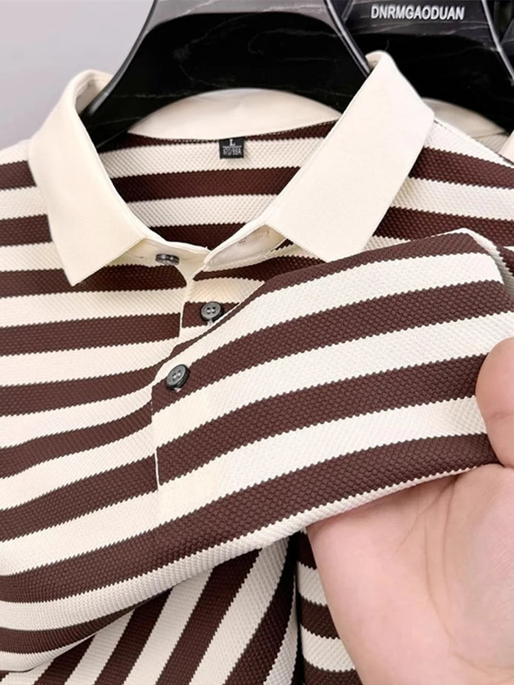 Camisa polo listrada marrom e branca, gola creme e botões pretos