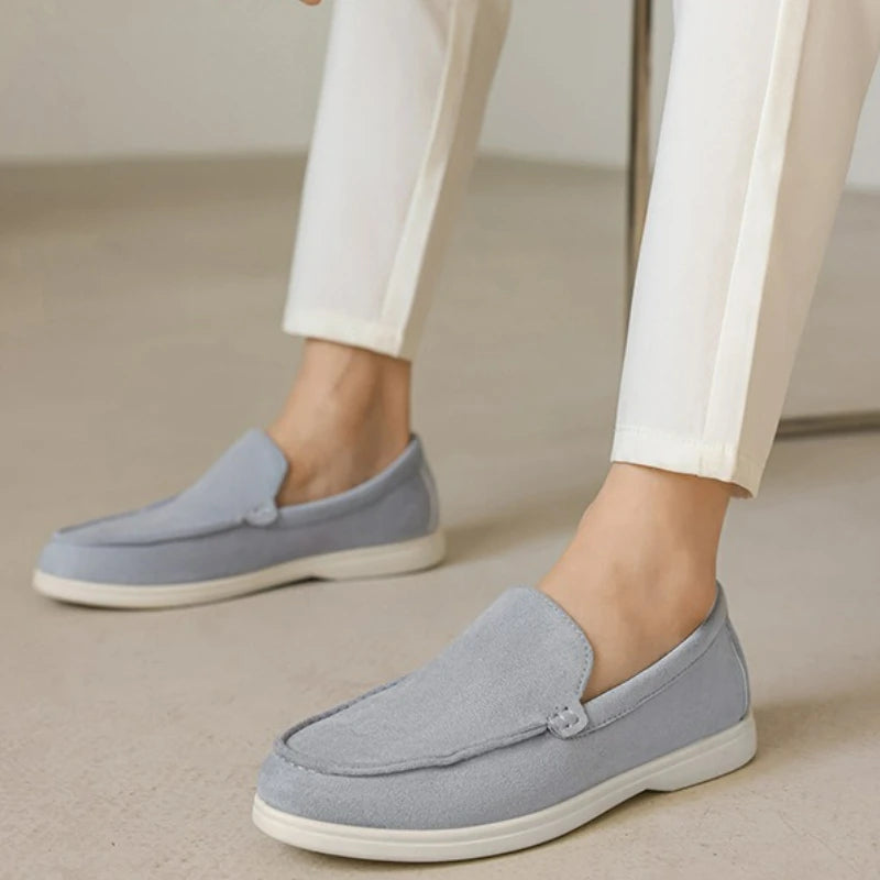 Mocassim Amalfi de camurça azul acinzentado, sola branca e cabedal com fivela.