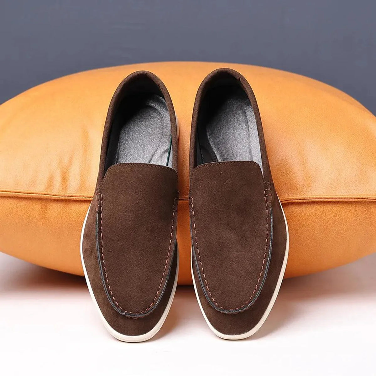 Mocassim casual de camurça marrom café, sem cadarço, com costuras e solado branco
