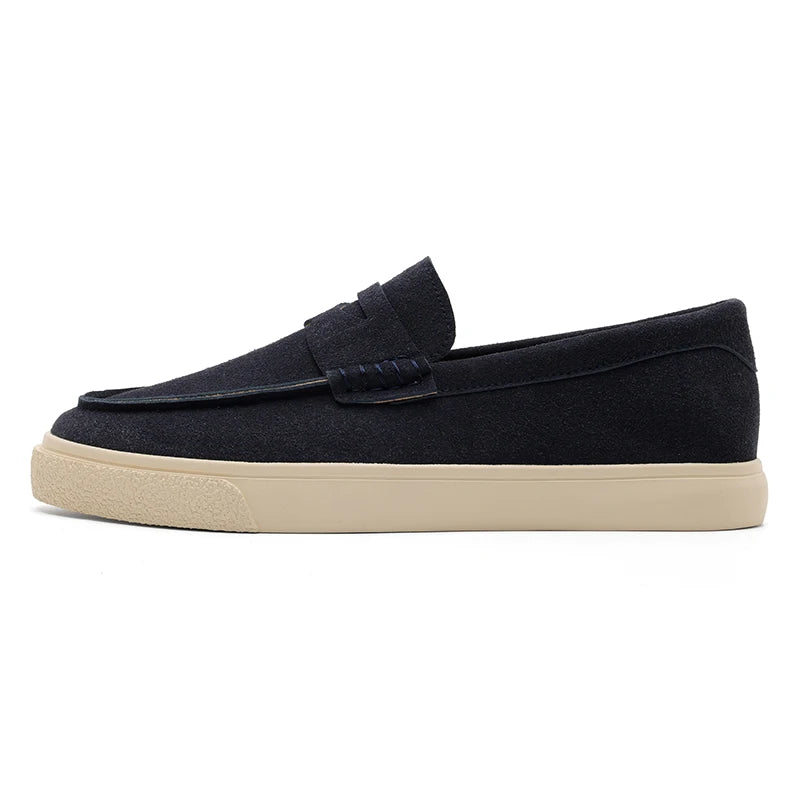 Mocassim tipo loafer azul-marinho com tira na parte superior e solado claro