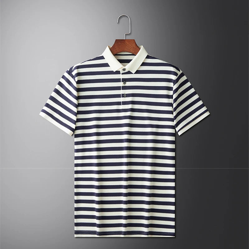 Camisa polo listrada azul e branca, gola clara com três botões