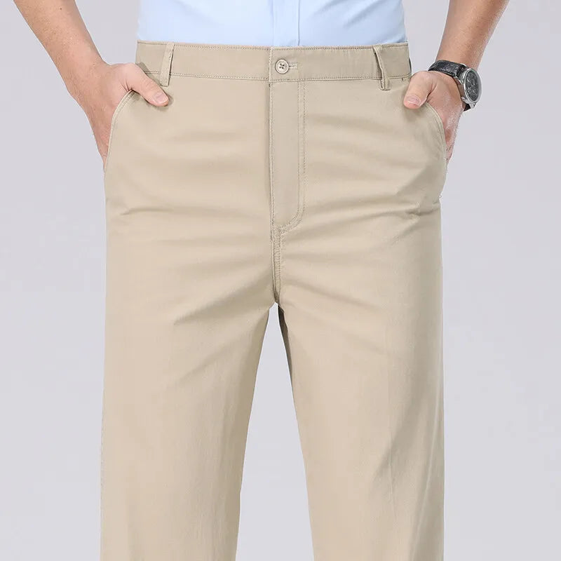 Calça chino masculina de algodão bege claro, cintura com botão e passantes