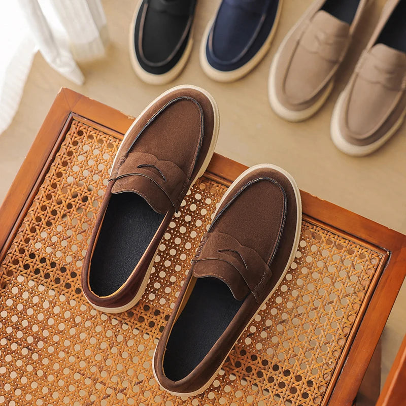 Mocassim tipo loafer marrom de camurça com friso e detalhe costurado