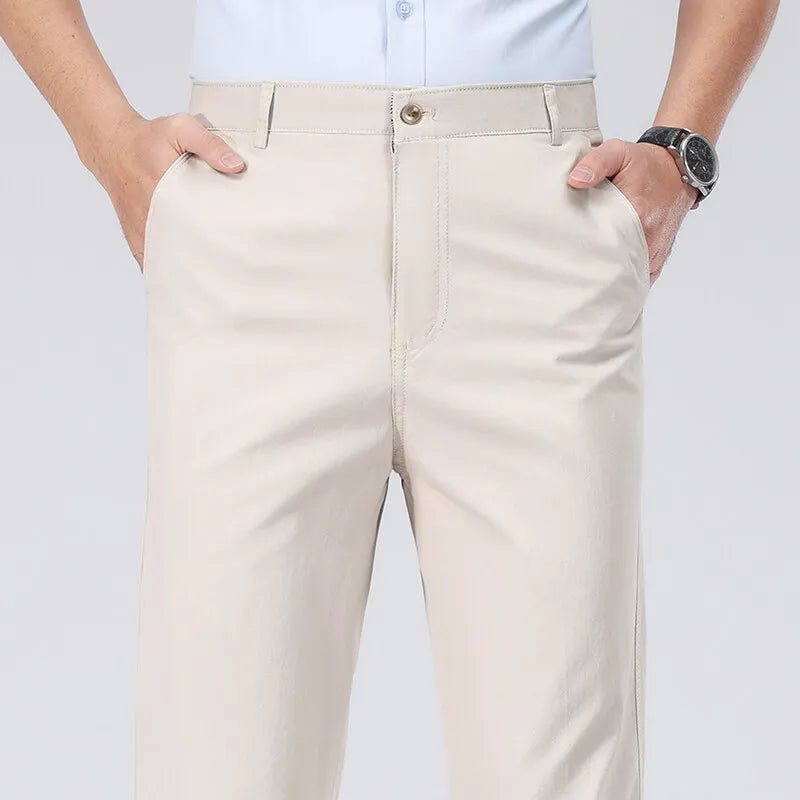 Calça chino masculina de algodão bege clara, botão no cós e bolsos frontais