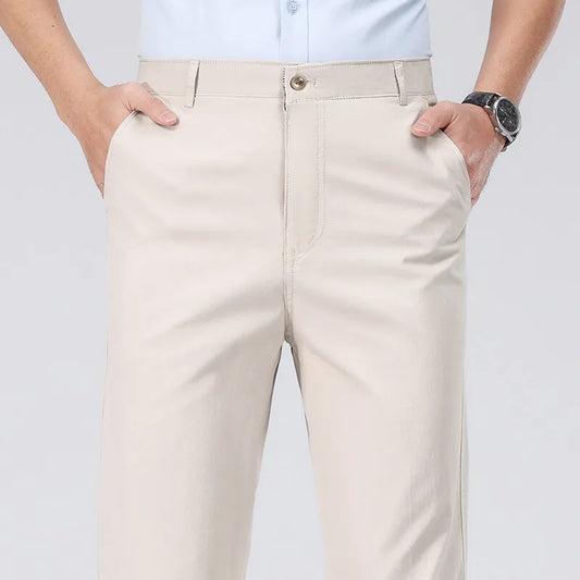 Calça chino masculina de algodão bege clara, botão no cós e bolsos frontais