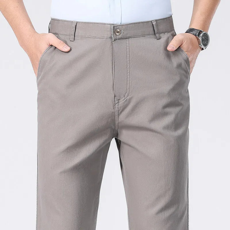Calça chino masculina de algodão cinza, botão no cós e bolsos laterais