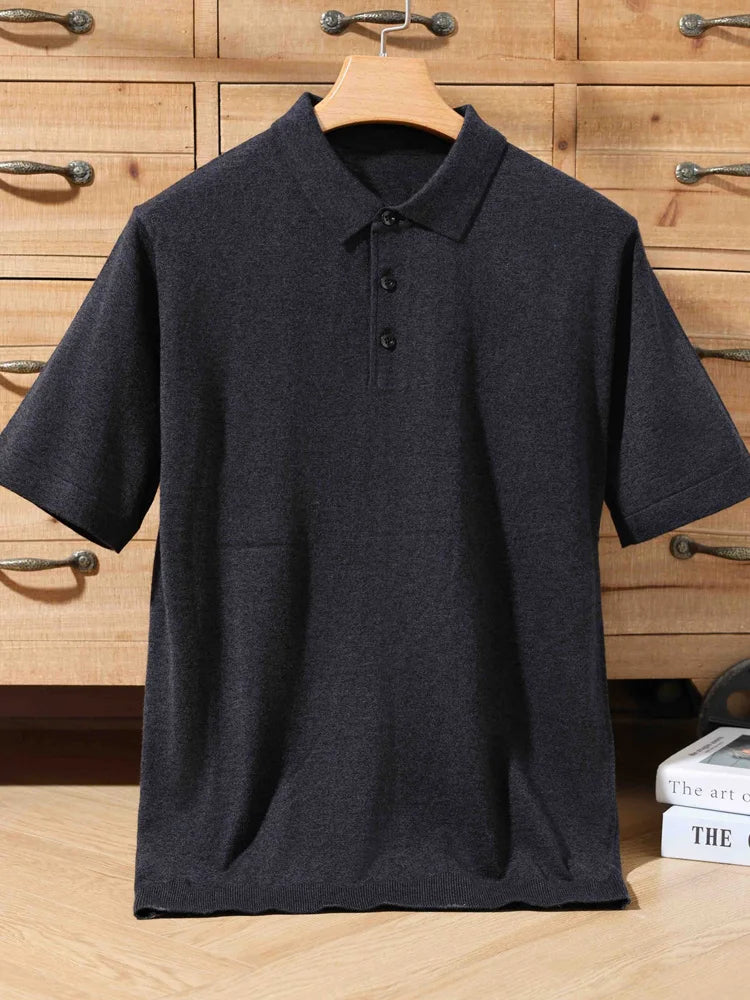 Polo de lã tricô grafite escuro, gola polo e botões na parte frontal