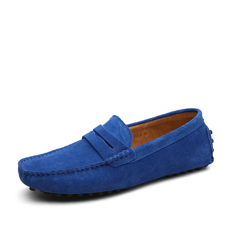 Mocassim azul de camurça com faixa frontal e costura aparente