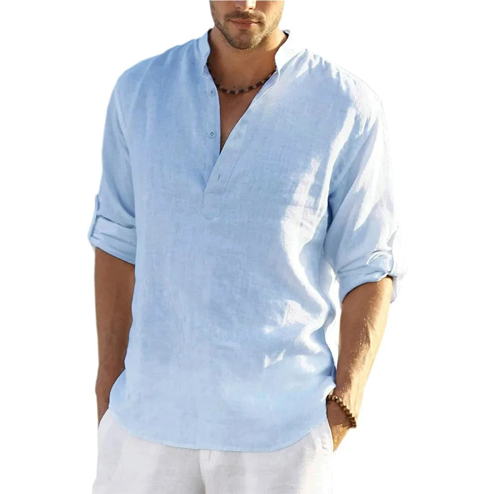 Camisa de linho azul claro gola padre, frente com botões e manga curta