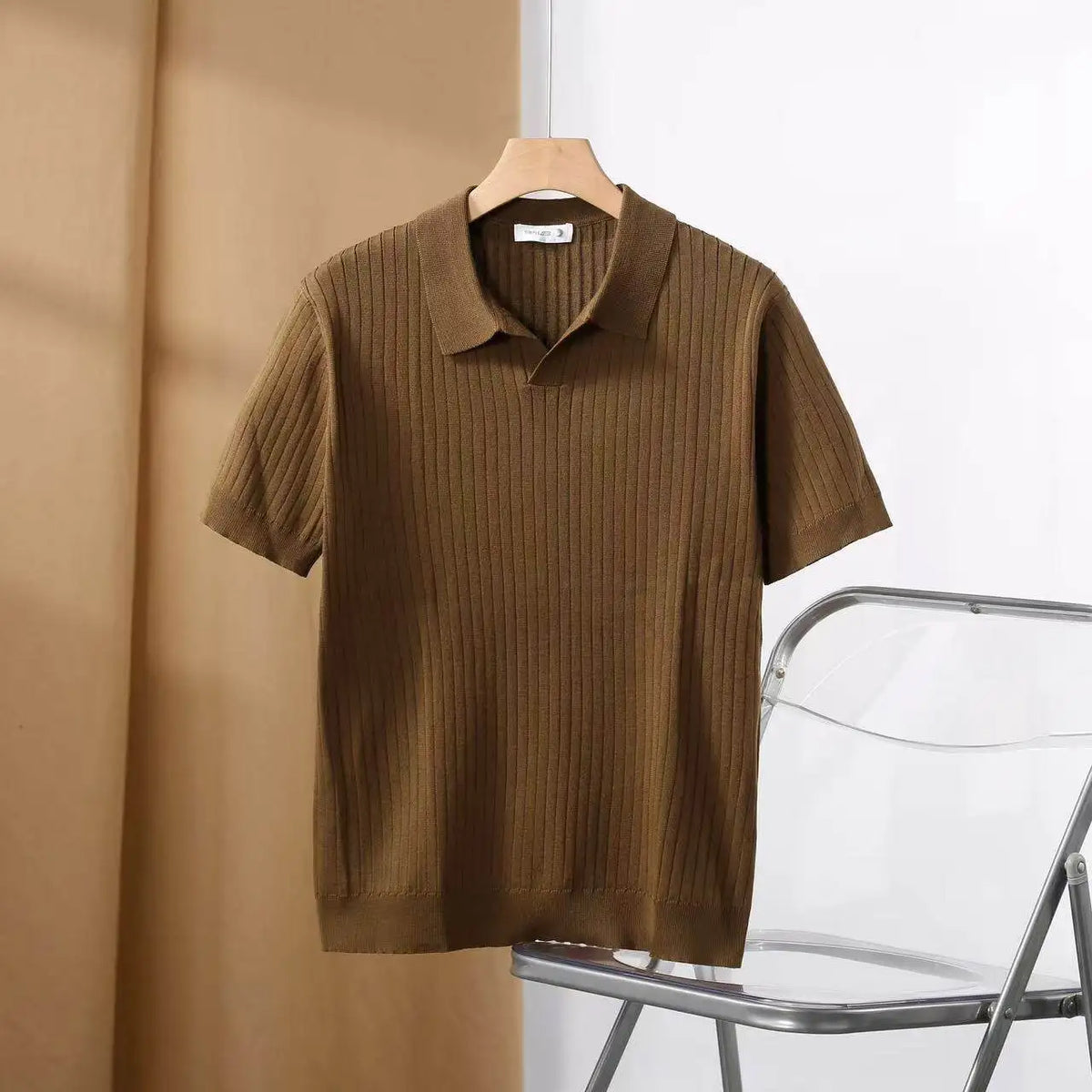 Camisa polo masculina marrom com gola polo e mangas curtas, textura canelada