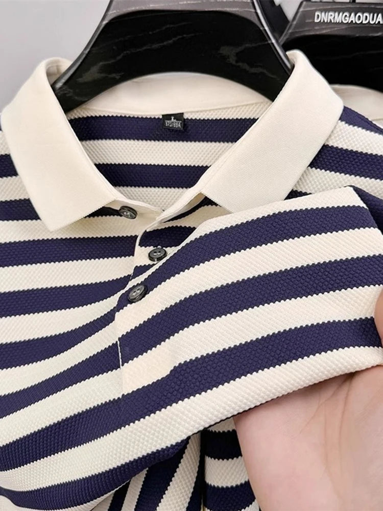Camisa polo listrada azul-marinho e branca, gola creme e botões pretos