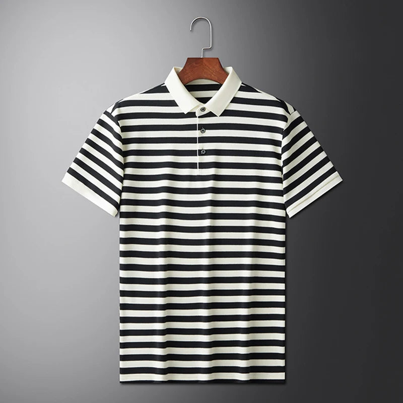 Camisa polo listrada preta e branca, gola clara com botões na frente