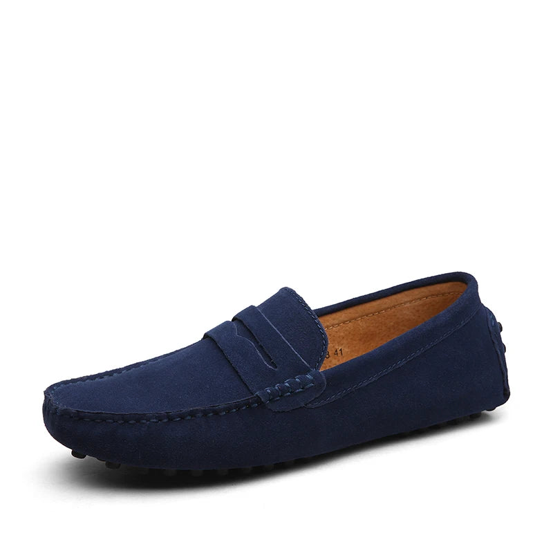 Mocassim azul-marinho de camurça com faixa frontal e costuras laterais