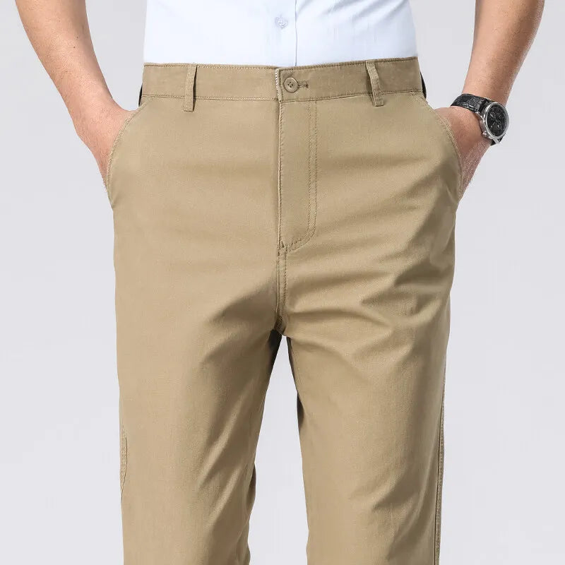 Calça chino masculina de algodão cáqui claro, cós com botão e caimento reto