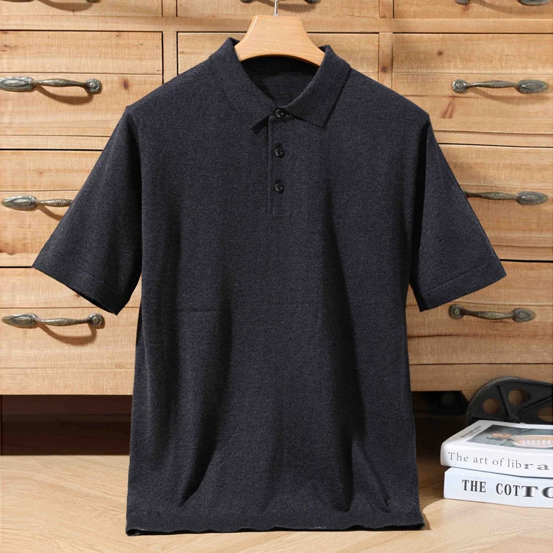 Polo de lã tricô preta, gola polo e botões na frente