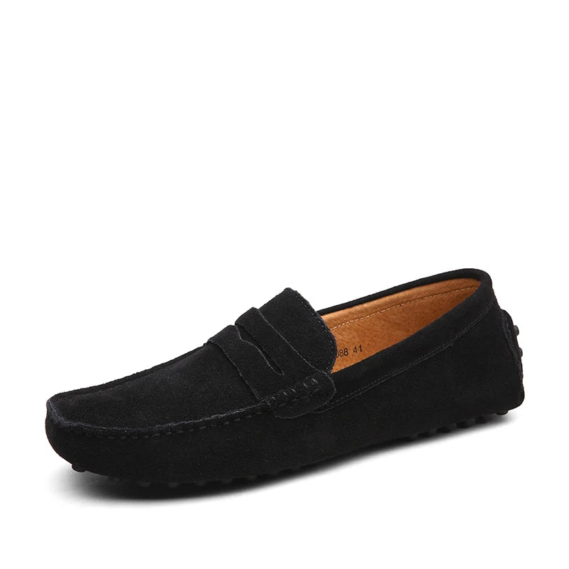 Mocassim preto de camurça com faixa frontal e costura ao redor do cabedal