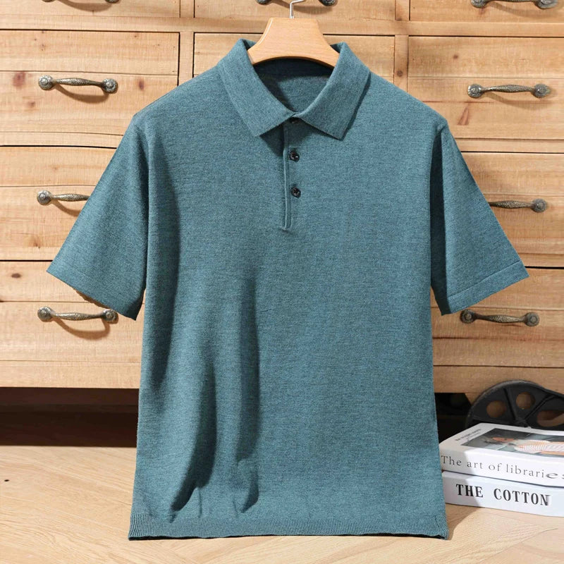Polo de lã tricô verde-azulada, gola polo e botões discretos na frente