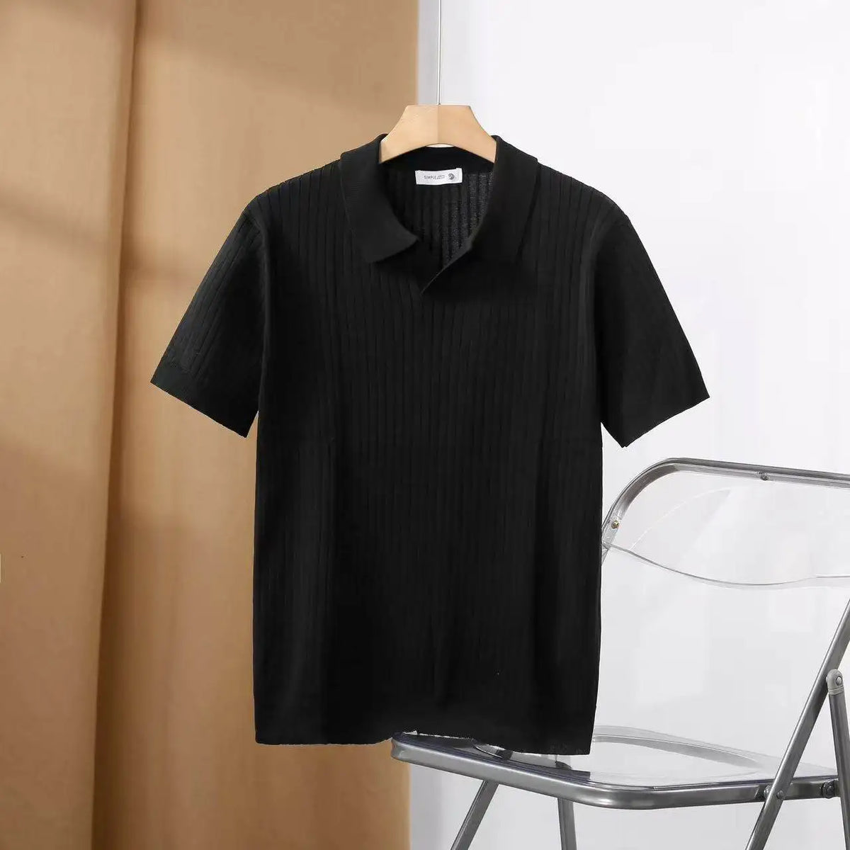 Camisa polo masculina preta com gola polo e mangas curtas, acabamento canelado