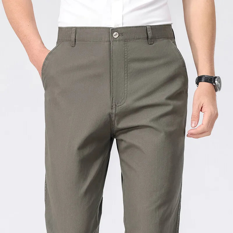 Calça chino masculina de algodão verde oliva, cós com botão e bolsos frontais
