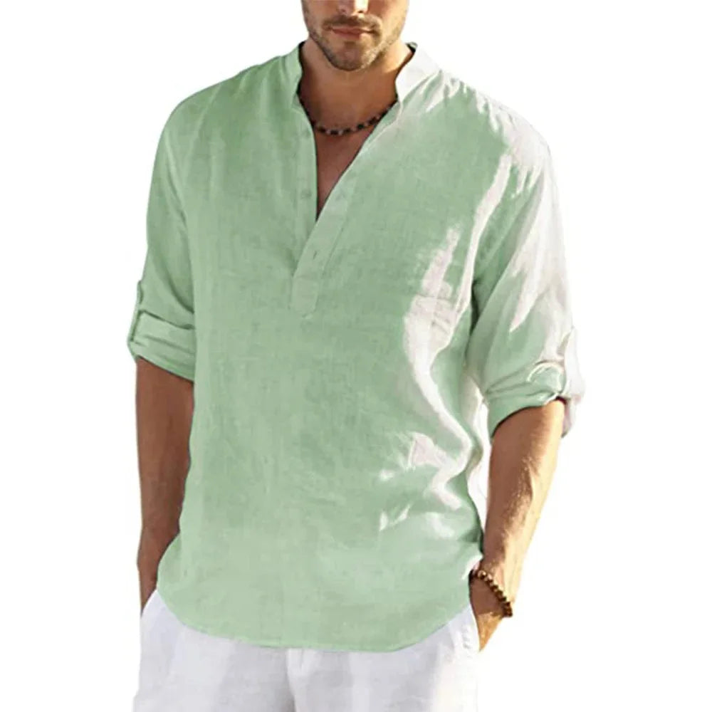 Camisa de linho verde claro gola padre com botões frontais e manga curta