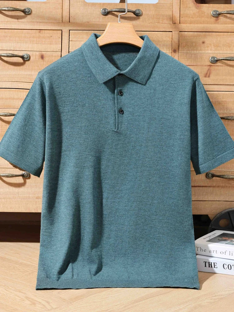 Polo de lã tricô verde-escuro, gola polo e botões na frente