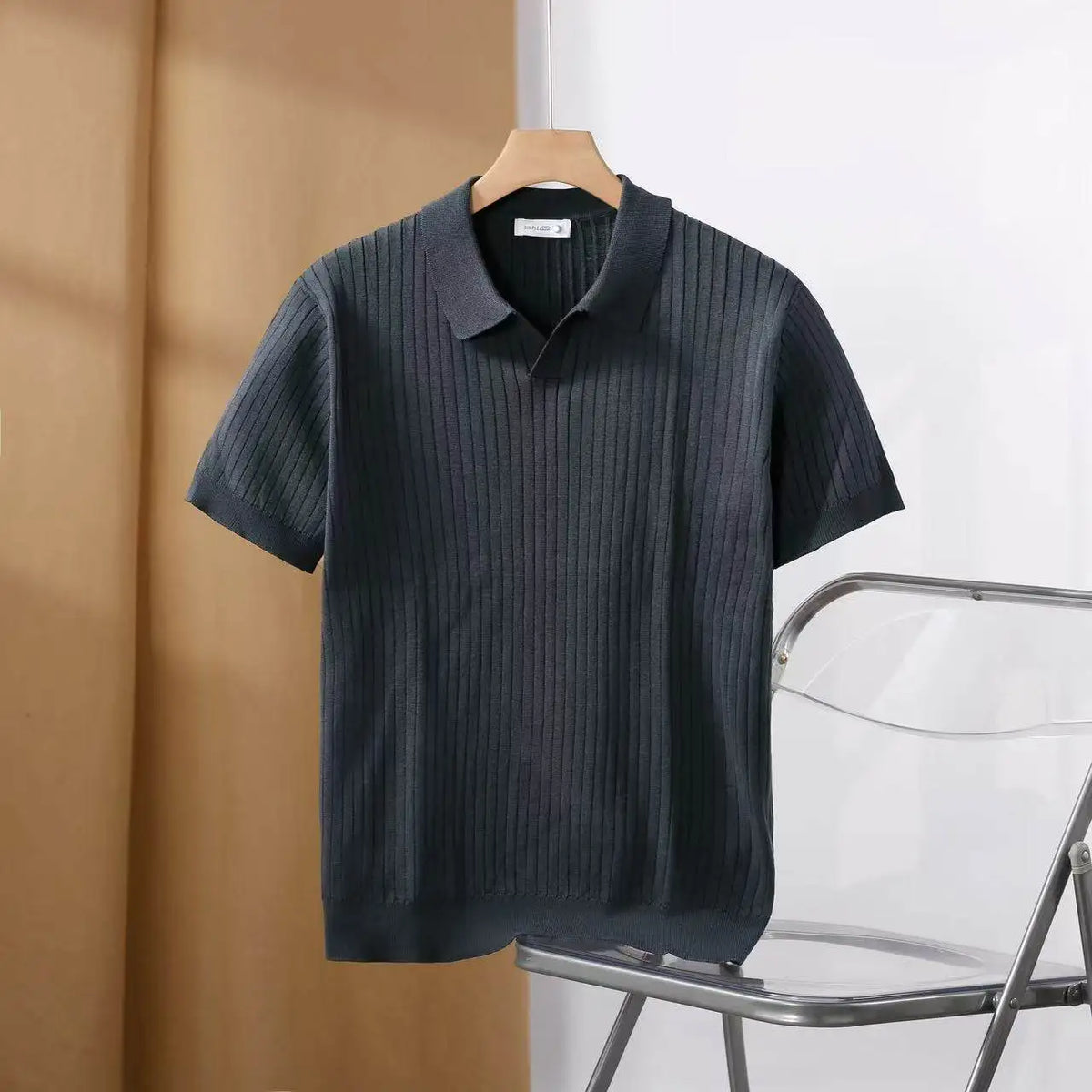 Camisa polo masculina cinza escuro com gola polo e mangas curtas, tecido canelado