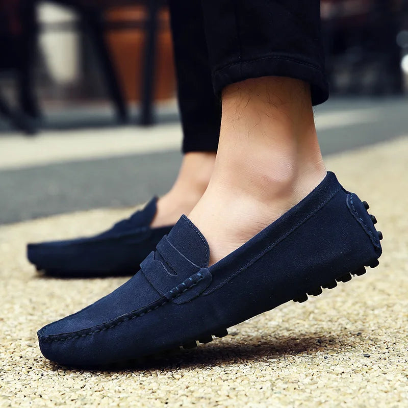 Mocassim azul-marinho de camurça, com faixa frontal e costura aparente