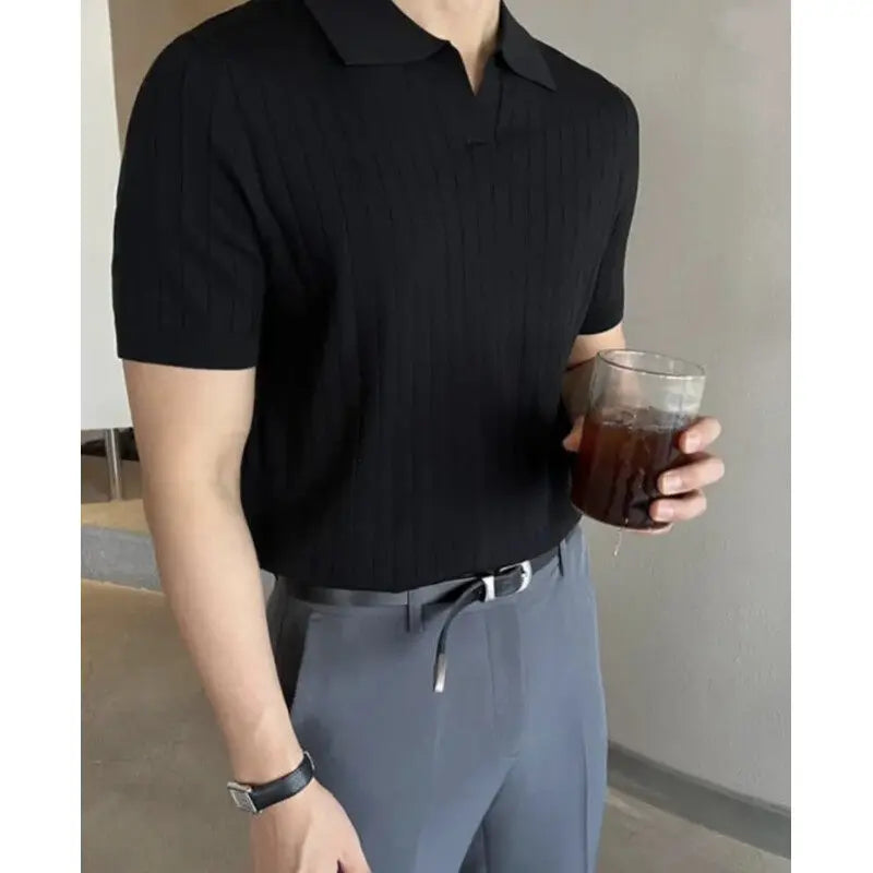 Camisa polo masculina preta com gola polo e mangas curtas, tecido canelado