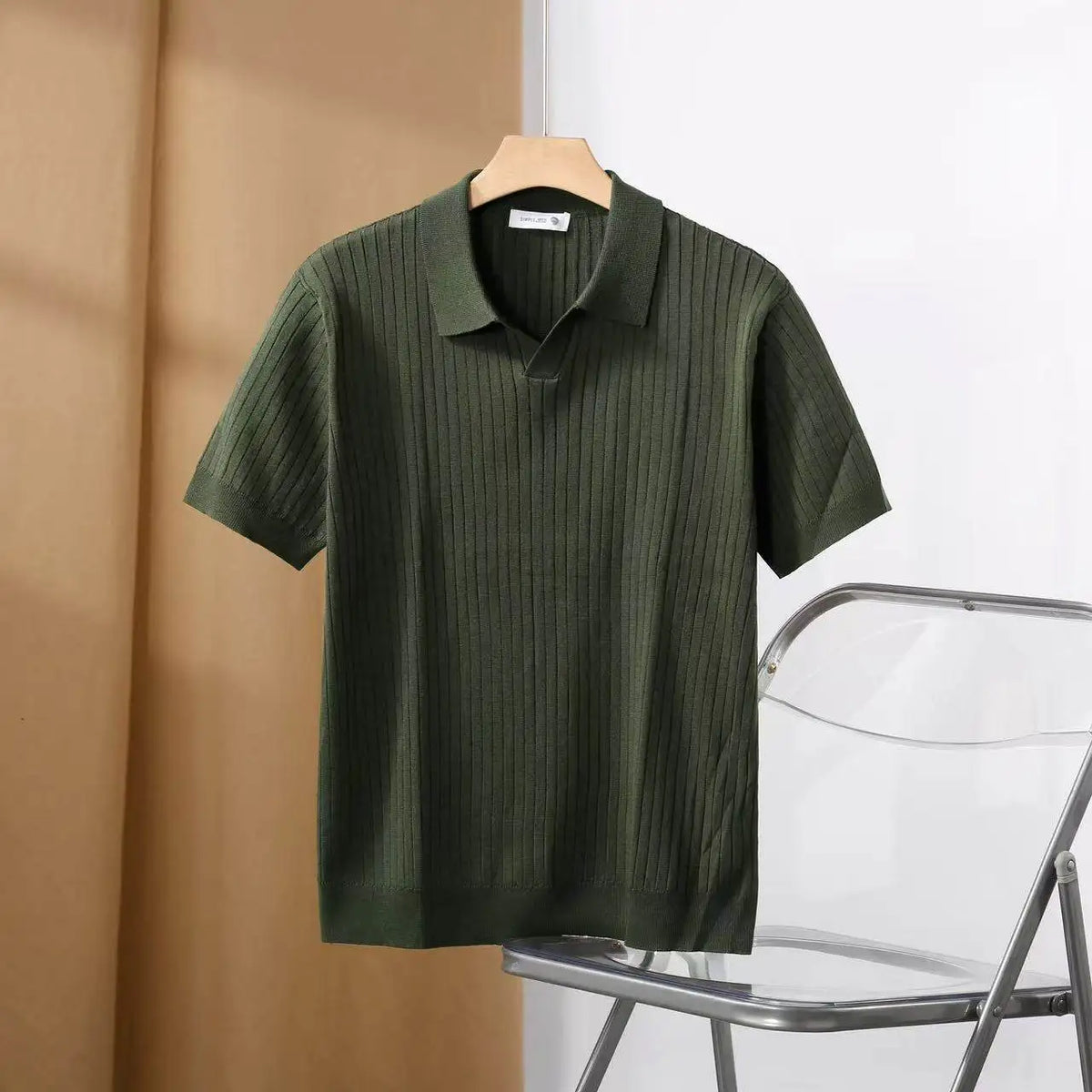 Camiseta polo Resort verde militar, gola e botões na frente, mangas curtas