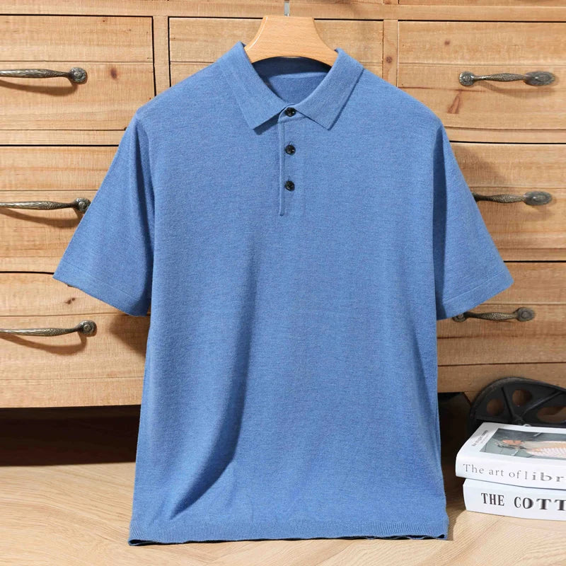 Polo de lã tricô azul claro, gola polo e três botões na frente