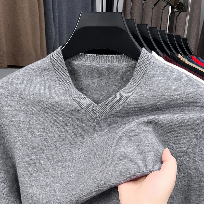 Suéter de tricô masculino decote V cinza claro, textura de malha uniforme