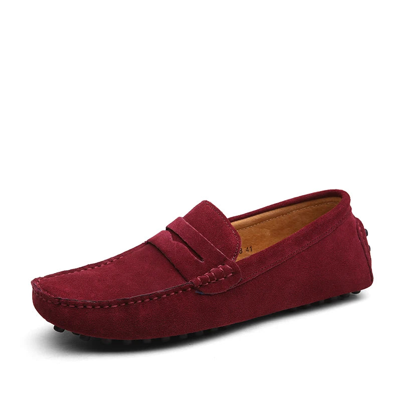 Mocassim vinho de camurça, com faixa frontal e costura decorativa