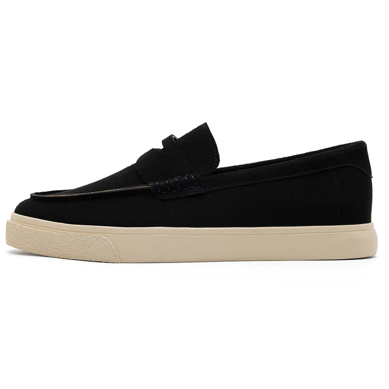 Mocassim tipo loafer preto com tira na parte superior e solado bege claro