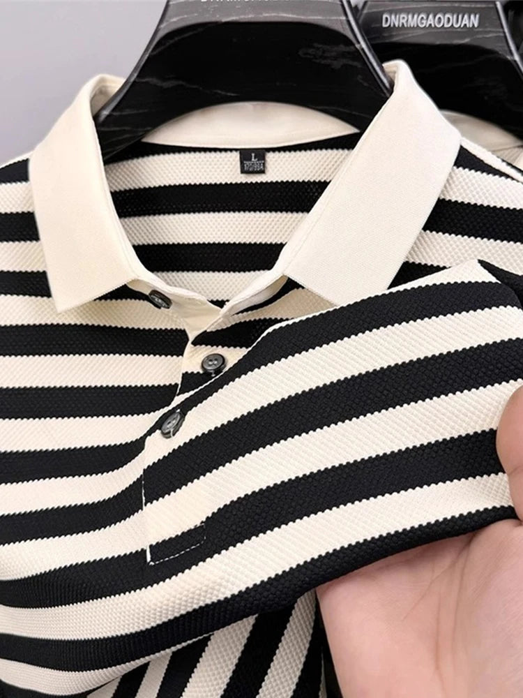Camisa polo listrada preta e branca, gola creme e botões escuros