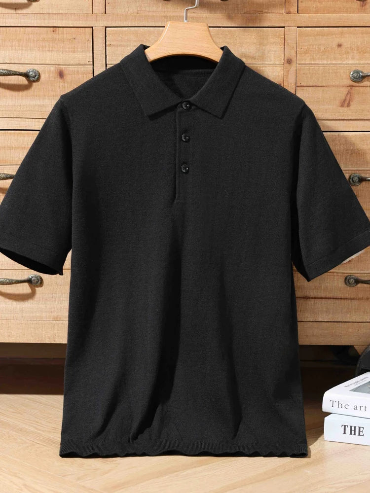 Polo de lã tricô preta, gola polo e botões na frente
