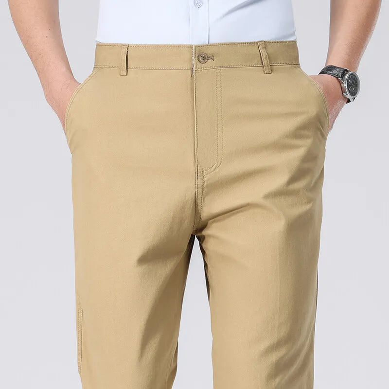 Calça chino masculina de algodão amarelo mostarda, cós com botão e passantes