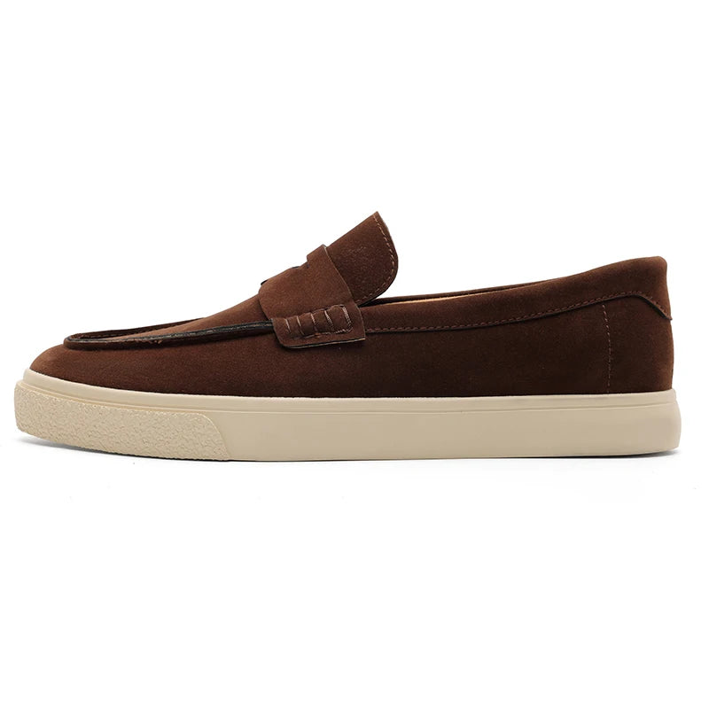 Mocassim tipo loafer marrom com tira na parte superior e solado claro