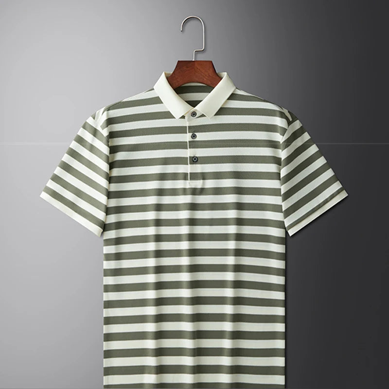 Camisa polo listrada verde e branca, gola e botões na frente