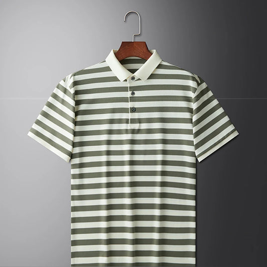 Camisa polo listrada verde e branca, gola e botões na frente