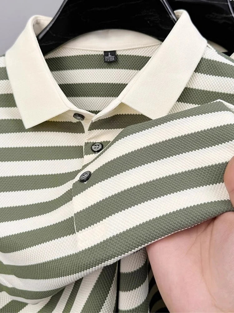 Camisa polo listrada verde e branca, gola creme com botões pretos