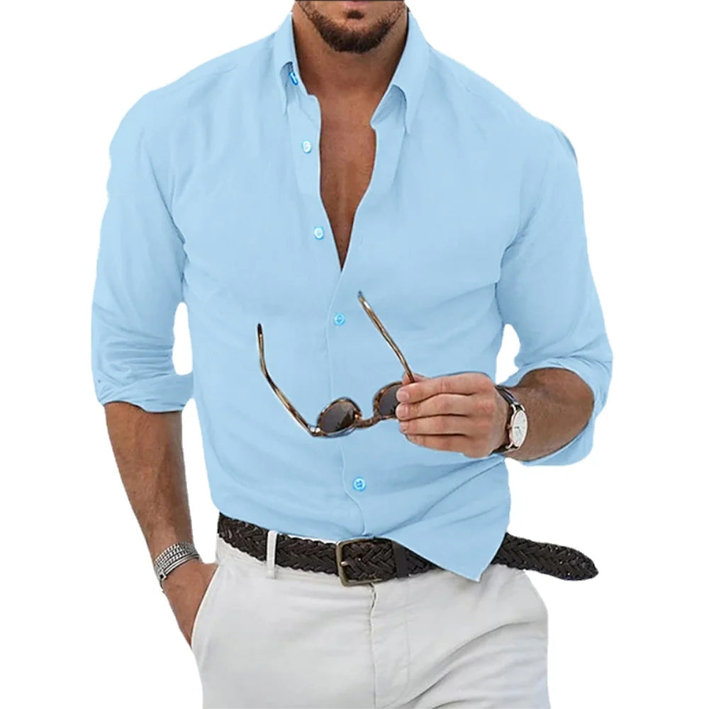 Camisa de linho azul clara, gola aberta com botões e manga três quartos
