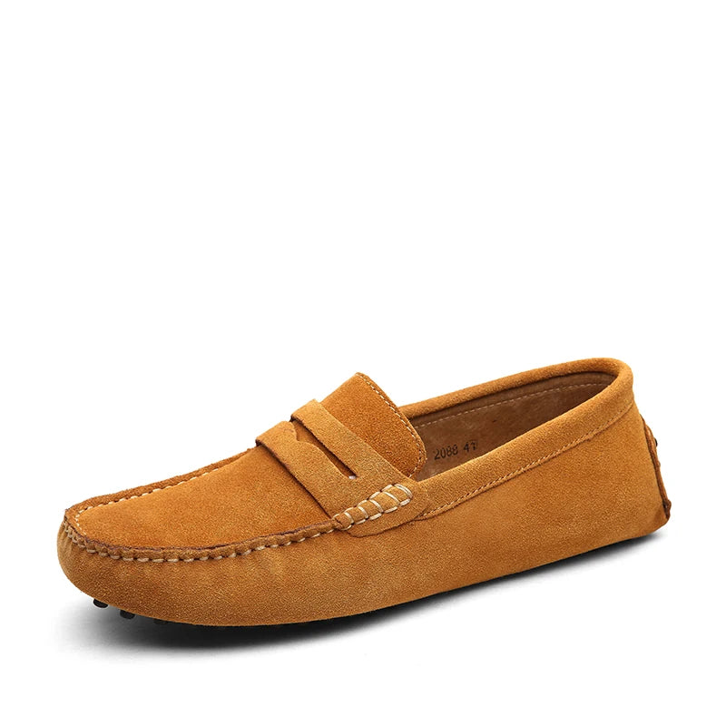 Mocassim caramelo de camurça com faixa frontal e costuras decorativas