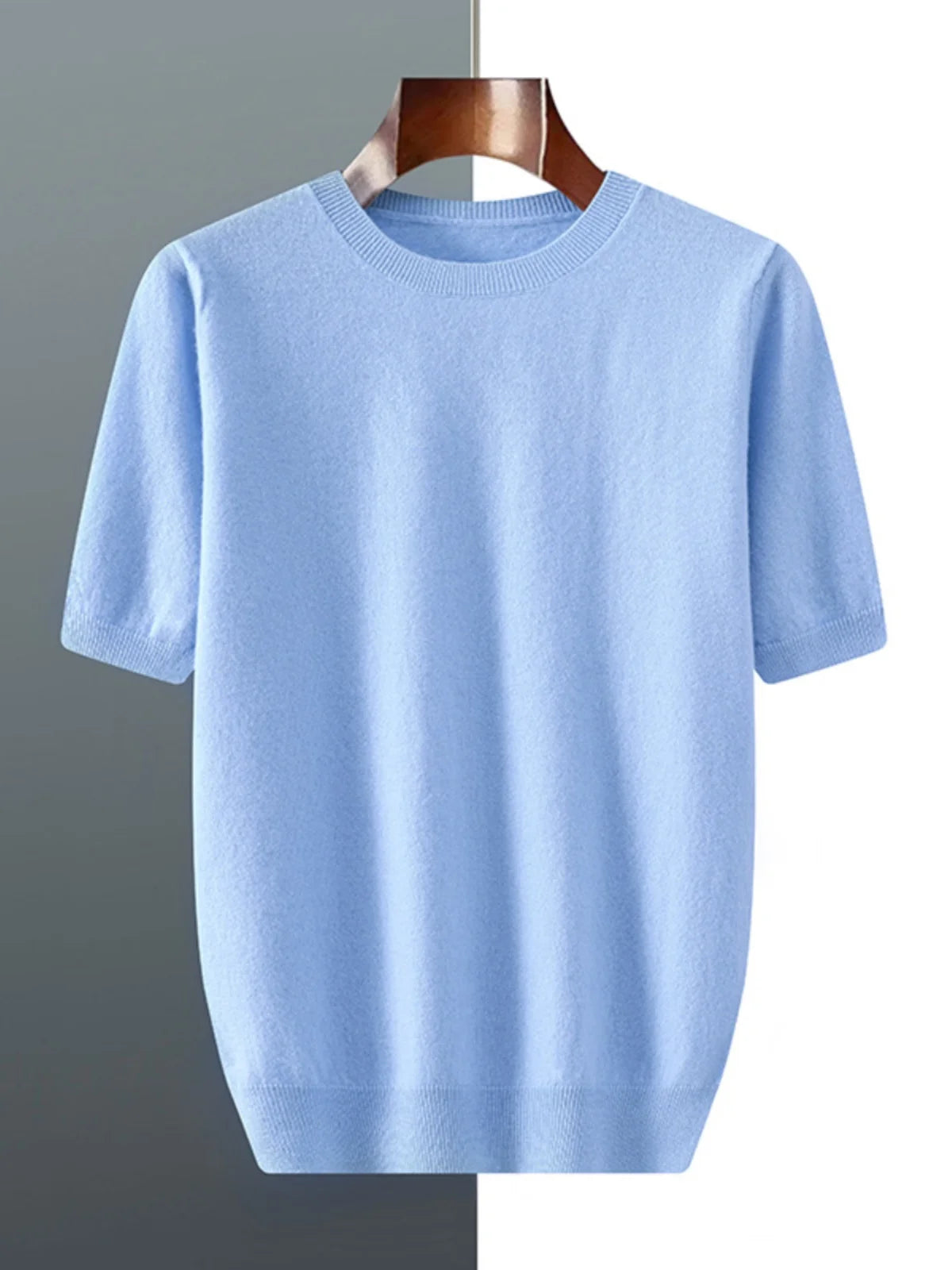 Camiseta de tricô masculina de manga curta azul claro, gola redonda e caimento solto
