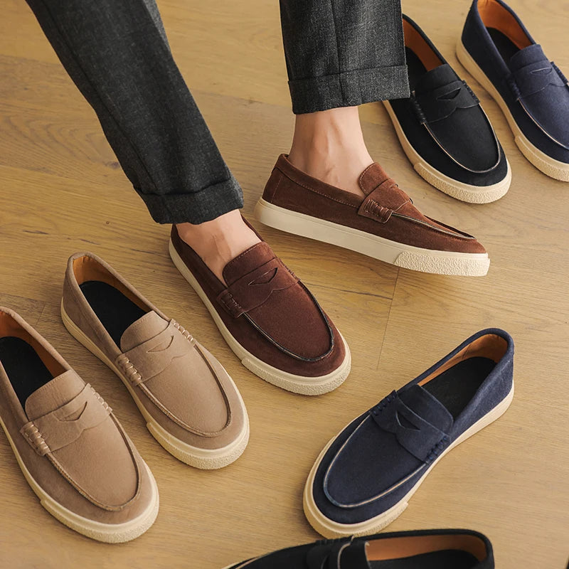 Conjunto de mocassins tipo loafer em marrom, bege e azul-marinho, com solado claro
