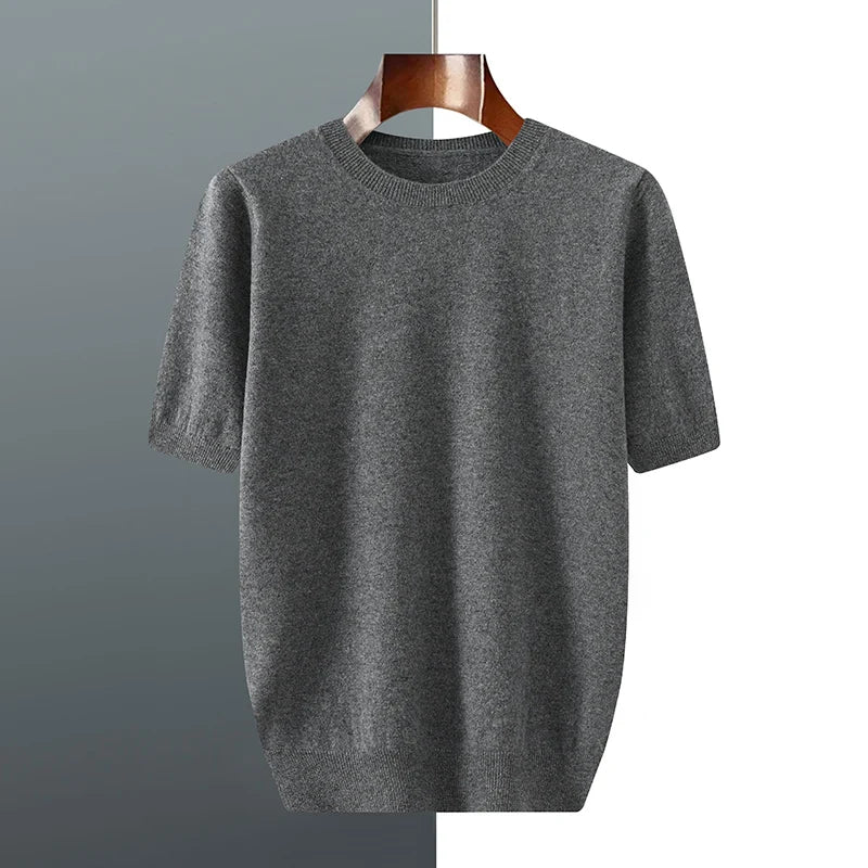 Camiseta de tricô masculina de manga curta cinza mescla, gola redonda e caimento solto