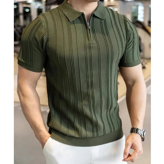 Polo de tricô verde com listras verticais e gola com zíper
